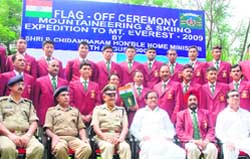 Home Minister P Chidambaram with ITBP Director-General Vikram Srivastava and members of the mountaineering and skiing expedition in New Delhi 