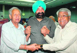 Nek Chand, Jaspal Bhatti and DP Azad in a joyous mood after being honoured at the Wah Chandigarh conclave on Thursday.