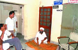 MC councillor Joginder Singh Tony sits on a dharna in front of the SEoffice in Jalandhar.