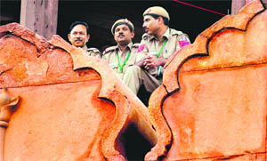 Security personnel keep vigil during the full dress rehearsal for Independence Day at Red Fort in New Delhi on Thursday. The security has been stepped up amid fears of fresh terror attacks
