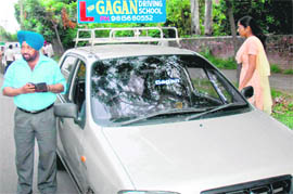 The vehicle of New Gagan Driving School being inspected by a motor vehicle inspection team on the dividing road of Sectors 27 and 30.