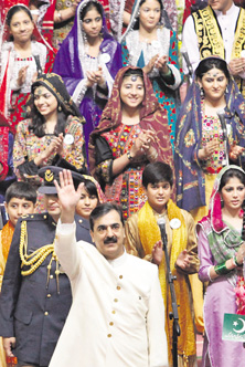 Pakistan Prime Minister Yusuf Raza Gilani waves at the crowd during a ceremony marking the anniversary of the countrys independence in 1947, in Islamabad on Friday.