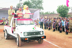 Chief Minister Bhupinder Singh Hooda inspects contingents at the Independence Day function in Sonepat. 