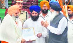 Environmentalist Sant Balbir Singh Seechewal (left) receives a state award from  CM Parkash Singh Badal in Ferozepur 