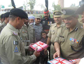 Border Security Force DIG Vimal Satyarthi and Commandant SA Srivastava presenting boxes of sweets to the Pakistan Rangers on Independence Day.