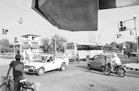 It is free for all at the Kumbhra traffic lights as the lights are non-functional for the last several months