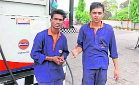 Petrol station employees narrate the robbery incident in Panchkula