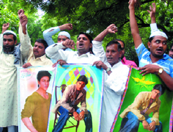 Members of the Akhil Bharatiya Muslim Yuva Atankwad Virodhi Samiti protest against the detention of actor Shah Rukh Khan at Newark Airport, in New Delhi on Sunday.