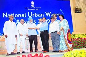 Uttarakhand Jal Sansthan chief Harshpati Uniyal receives the National Urban Water Award from Dr Montek Singh Ahluwalia in New Delhi