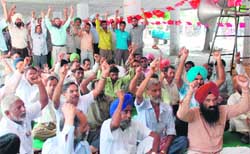 Members of the Mulazam Manch of Punjab and Chandigarh raise slogans against the government in Sector 17, Chandigarh, 