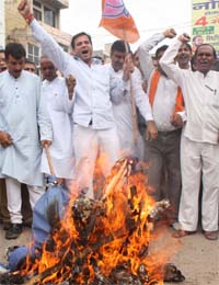 BJP activists burn effigy of the Congress government to protest rising prices in Gurgaon
