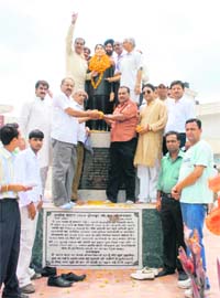 Residents pay tributes to martyr Madan Lal Dhingra in Karnal