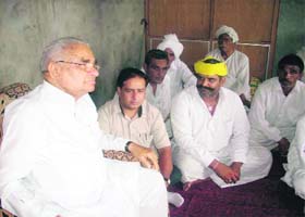 Former Chief Minister Bhajan Lal addresses a press conference in Badopal in Fatehabad