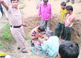 Residents try to pull out two-and-a-half-year-old Kiran from a borewell at Nuhianwali village in Sirsa