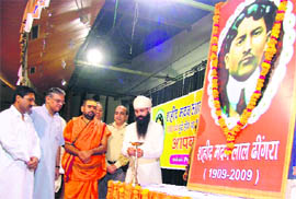 Rachpal Singh from Bhaini Sahib and others light the lamp to commemorate the 100th martyrodom day of Madan Lal Dhingra.