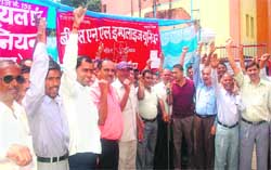 BSNL employees hold a protest in Haridwar