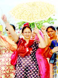 Rain fails to dampen spirit: Teachers demonstrate against the state government in Amritsar