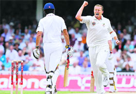 Australian bowler Peter Siddle (R) celebrates the wicket of Englands Alastair Cook on the first day of the fifth and final Ashes Test on Thursday.