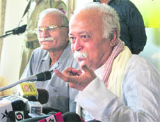 RSS chief Mohanrao Bhagwat (right) stresses a point at a press conference in Jammu on Friday. 