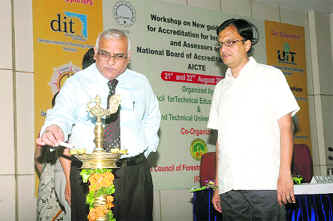 Uttarakhand Technical University VC Prof. DS Chauhan, alongwith acting chairman of AICTE Prof. SS Mantha, inaugurate a workshop on new guidelines for accreditation in Dehradun on Saturday.