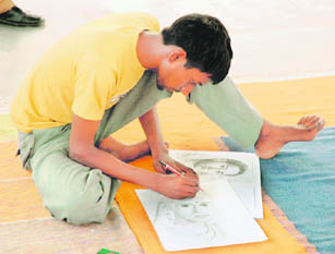  An inmate of Tihar jail sketching before the exhibition, Expression Photo:IANS