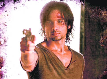 Shahid Kapoor comes across as a hardcore criminal in Kaminey