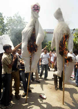 Junior doctors burn an effigy of GNDH Medical Superintendent R.P.S. Boparai in Amritsar. Photos: Vishal Kumar