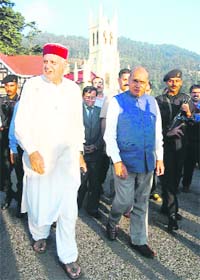 Union minister Farooq Abdullah, accompanied by Himachal Chief Minister PK Dhumal, going for a stroll on the Ridge at Shimla