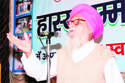 Hari Singh Dilbar recites a poem at a kavi sammelan in Sirsa.