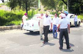 Municipal Comissioner inspects the road near a mall in Ludhiana