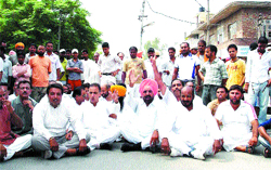 Congress workers block the Kapurthala-Sultanpur Lodhi road after the murder of Jaspal Singh.