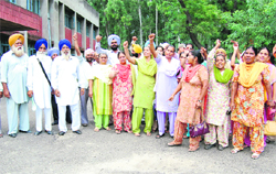 Knanna residents protest against the clerk of ITI over making obscene clippings of girls on Wednesday. 