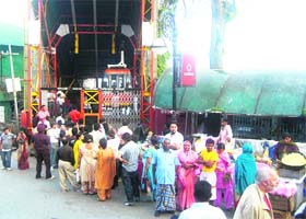 Rush at a ropeway in Mussoorie