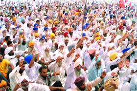 Farmers raise slogans against the government in Bhindi Saidaan village