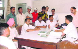 Functionaries of the Northern Railway Vendors Union submit a memorandum to station superintendent RK Sharma in Ludhiana on Thursday. 