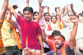 Activists of the Bajrang Dal in Bakshi Nagar protest against the administration for theft of idols in Kishtwar temples, in Jammu 