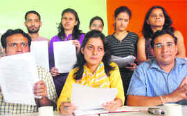 INSO campus president Deepika Thakur announcing the manifesto.