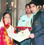 President Pratibha Devi Singh Patil presents the Rajiv Gandhi Khel Ratna Award to boxer Vijender Kumar at the Rashtrapati Bhavan