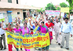 Members of the Haryana Abhibhavak Sangh stage a demonstration in Rohtak on Sunday in protest against the alleged stripping of two girl students in a Faridabad school.