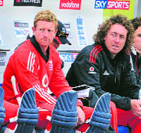 Englands Paul Collingwood (L) and Ryan Sidebottom (2nd R) sit in the dugout during the first Twenty20 cricket international match against Australia in Manchester on Sunday.
