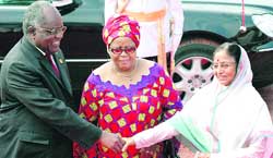 President of the Republic of Namibia, Hifikepunye Pohamba, accompanied by his wife Penehupifo Pohamba, shakes hands with President Prathiba Patil at the Rashtrapati Bhawan in New Delhi 