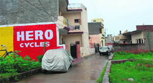 A narrow road link at Shivalik Vihar, Zirakpur.