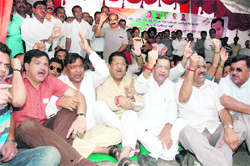 Uttarakhand Congress leaders and workers hold a dharna at the Gandhi Park in Dehradun on Tuesday. 