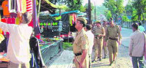 Policemen challan encroachers in Kangra.