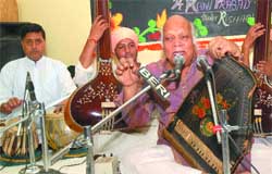Pt Mani Prasad presents the recital at HMV College in Jalandhar 