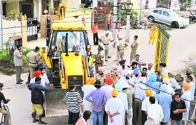 MC officials argue with residents of BRS Nagar in Ludhiana