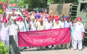Farmers hold a rally in Ludhiana