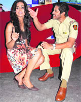 Shreyas Talpade and Mahi Gill in Aage Se Right