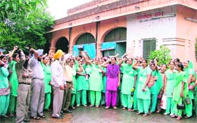 Protest by multipurpose health workers (female) enters the third day