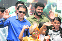Bollywood actor Salman Khan (L) and director Prabhu Deva (back R) wave during a promotional event for their upcoming movie Wanted in New Delhi. 